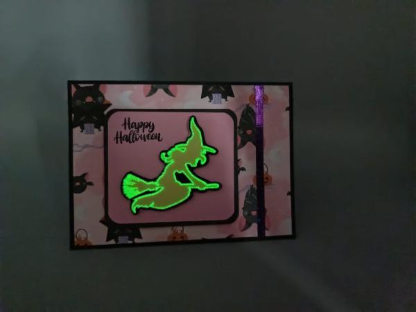 Leuchtende Halloween-Grüße: Handgemachte Karte mit Neon-Hexe